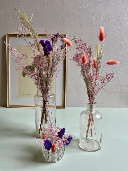 Flacon ancien avec bouquet de fleurs séchées