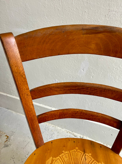 Chaise bistrot assise gravée claire