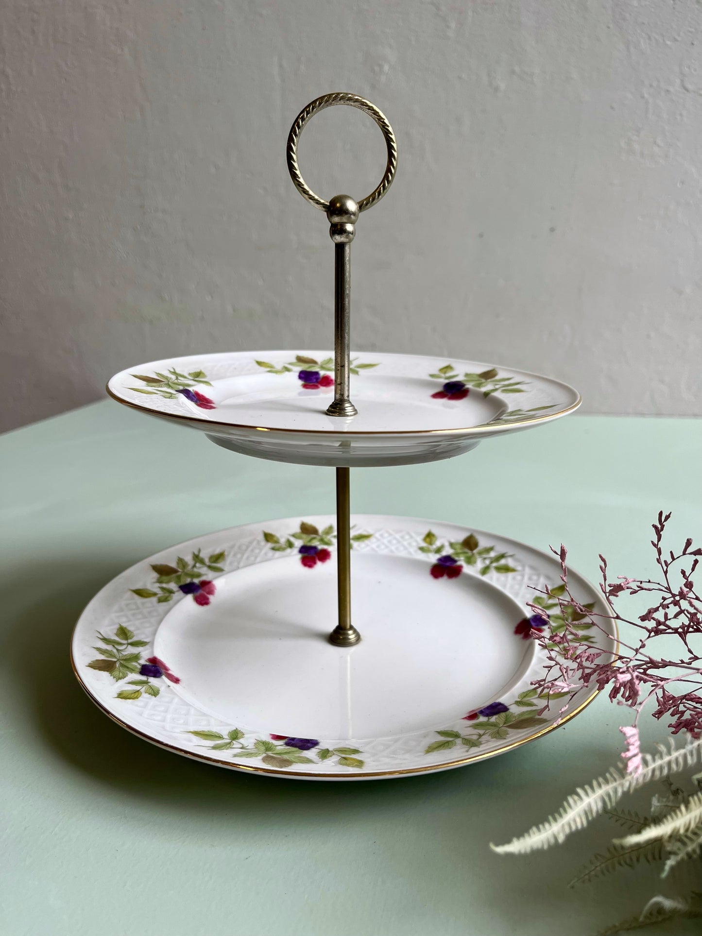 Plat de service en porcelaine décor mûres