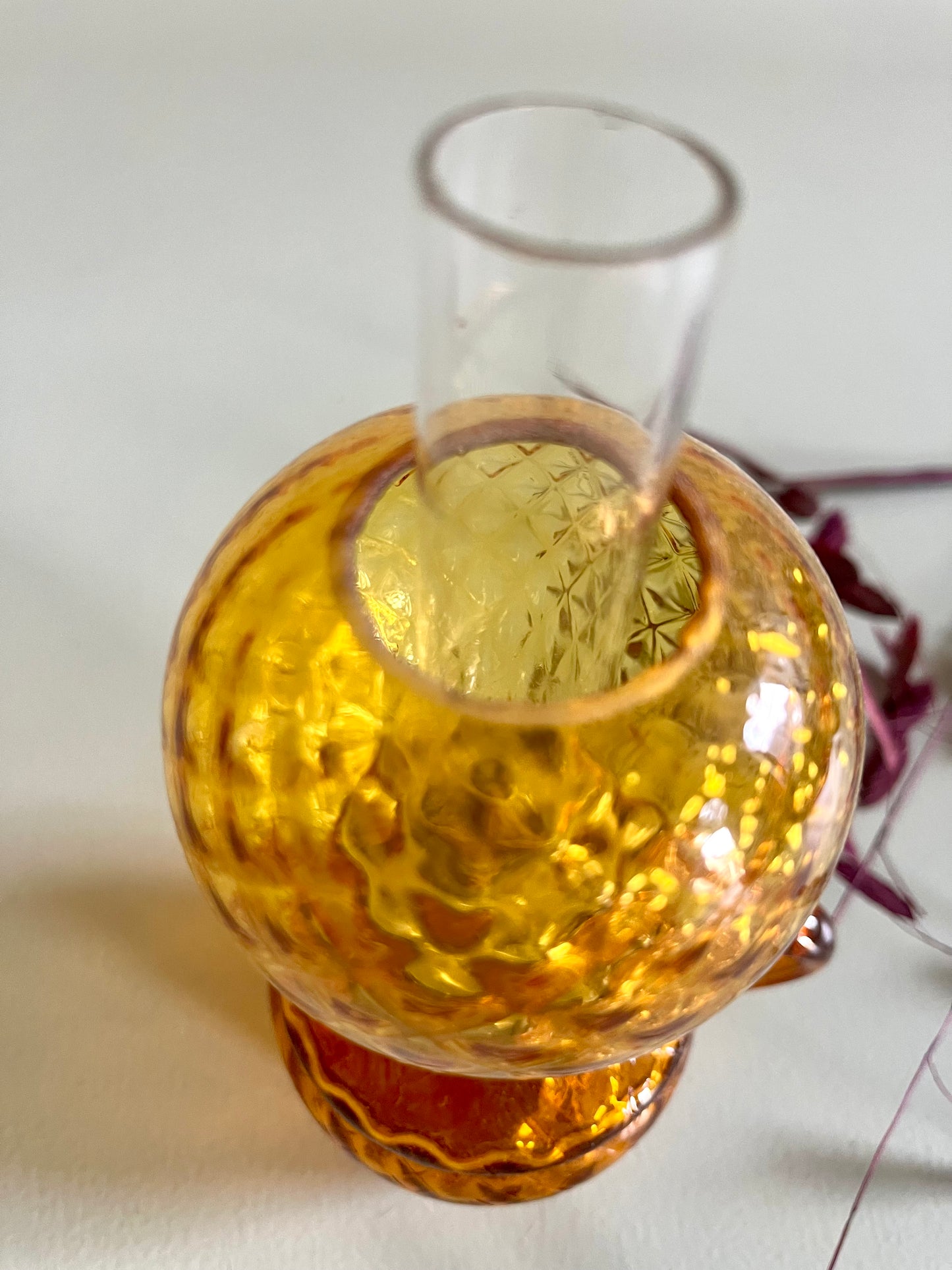 Lampe à huile en verre jaune   Patine