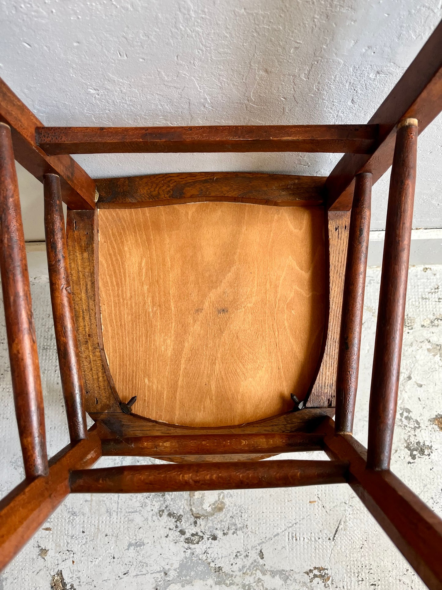 Chaise bistrot assise gravée claire