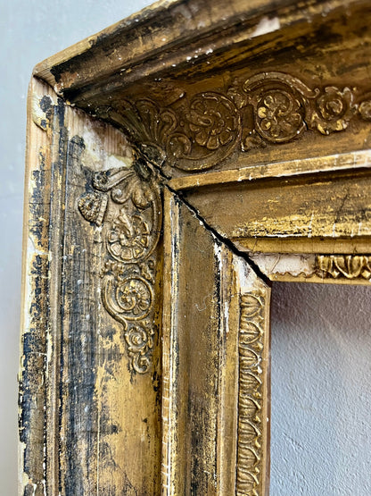 Cadre ancien en bois et moulures plâtres patiné