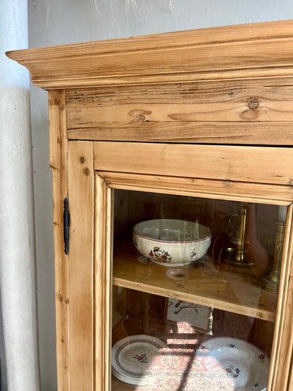 Armoire vaisselier ancien en pin massif portes vitrées
