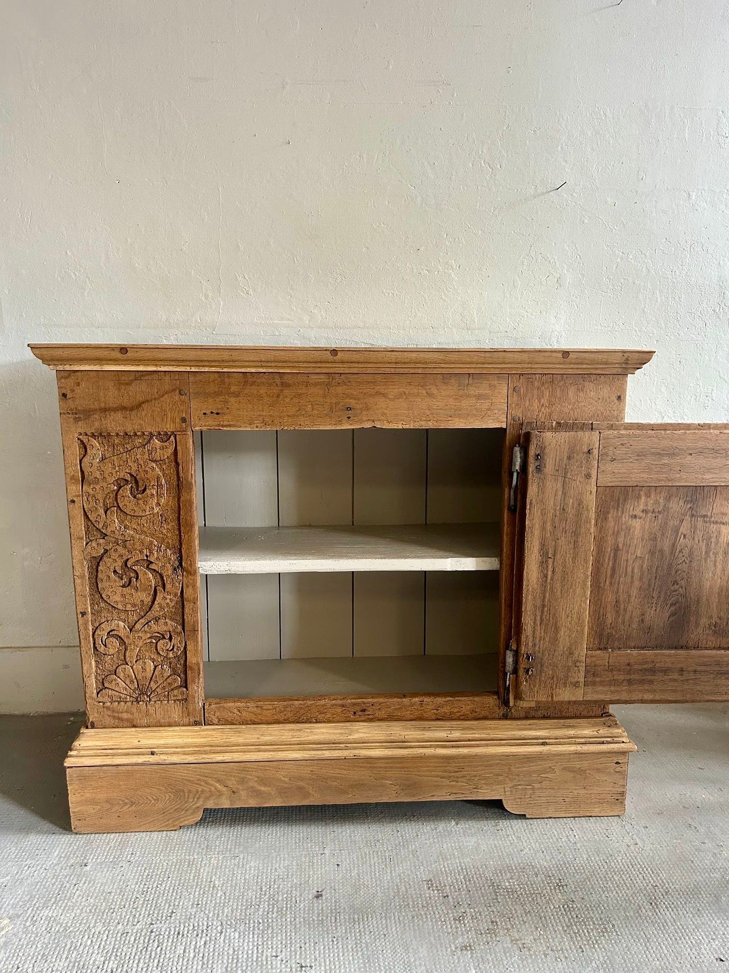 Buffet ancien en chêne sculpté   Patine