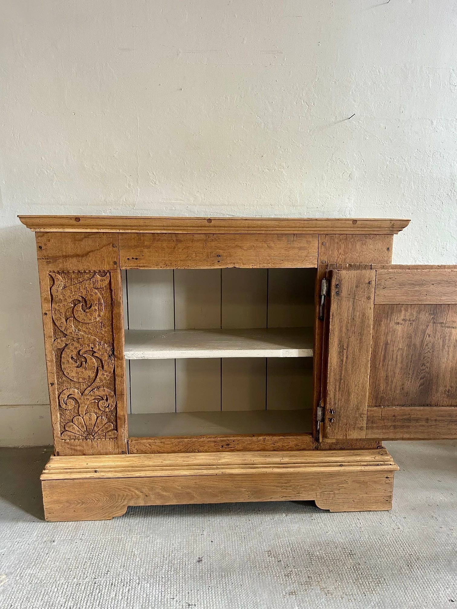Buffet ancien en chêne sculpté   Patine