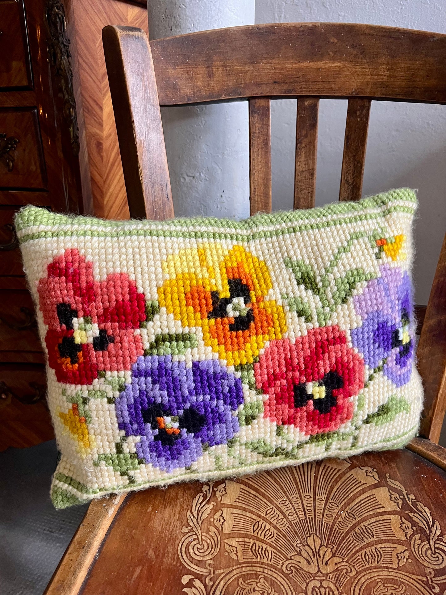 Coussin en point de croix motif floral   Patine