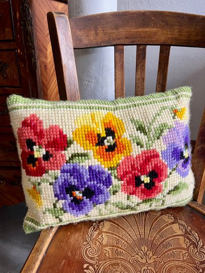 Coussin en point de croix motif floral   Patine