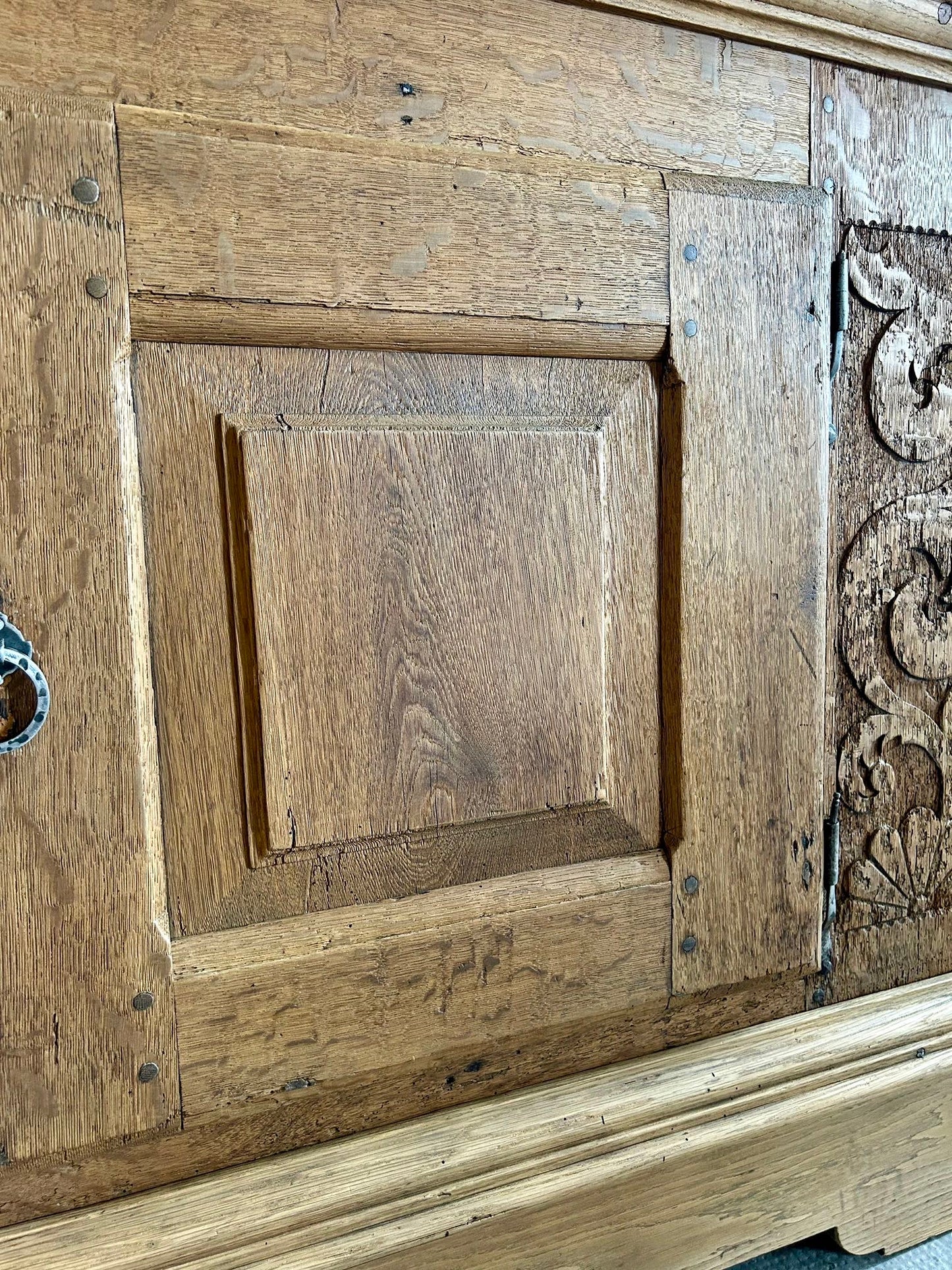 Buffet ancien en chêne sculpté   Patine