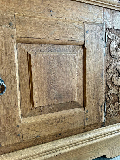 Buffet ancien en chêne sculpté   Patine