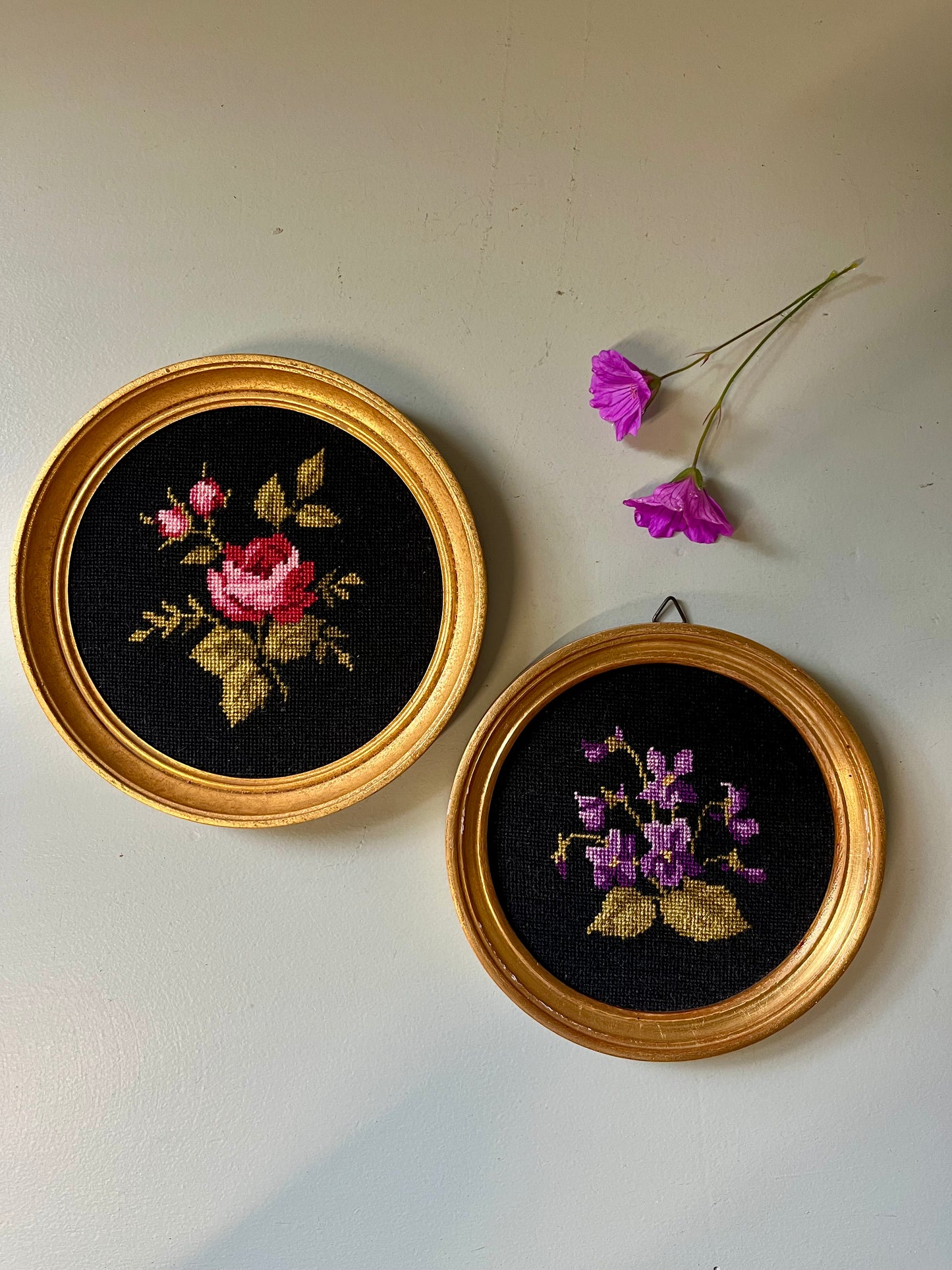 Paire de cadre brodés fleuris  Décoration Patine