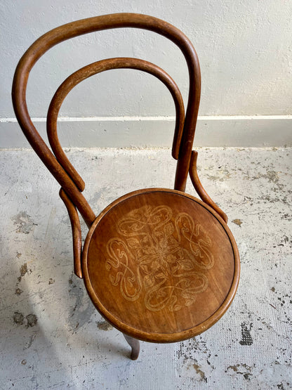 Chaise bistrot gravée