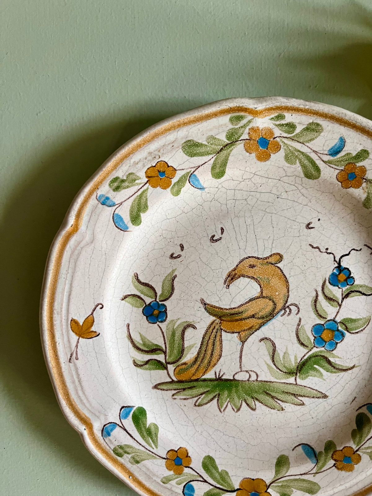 Assiette décorative en faïence – oiseau peint à la main   Patine