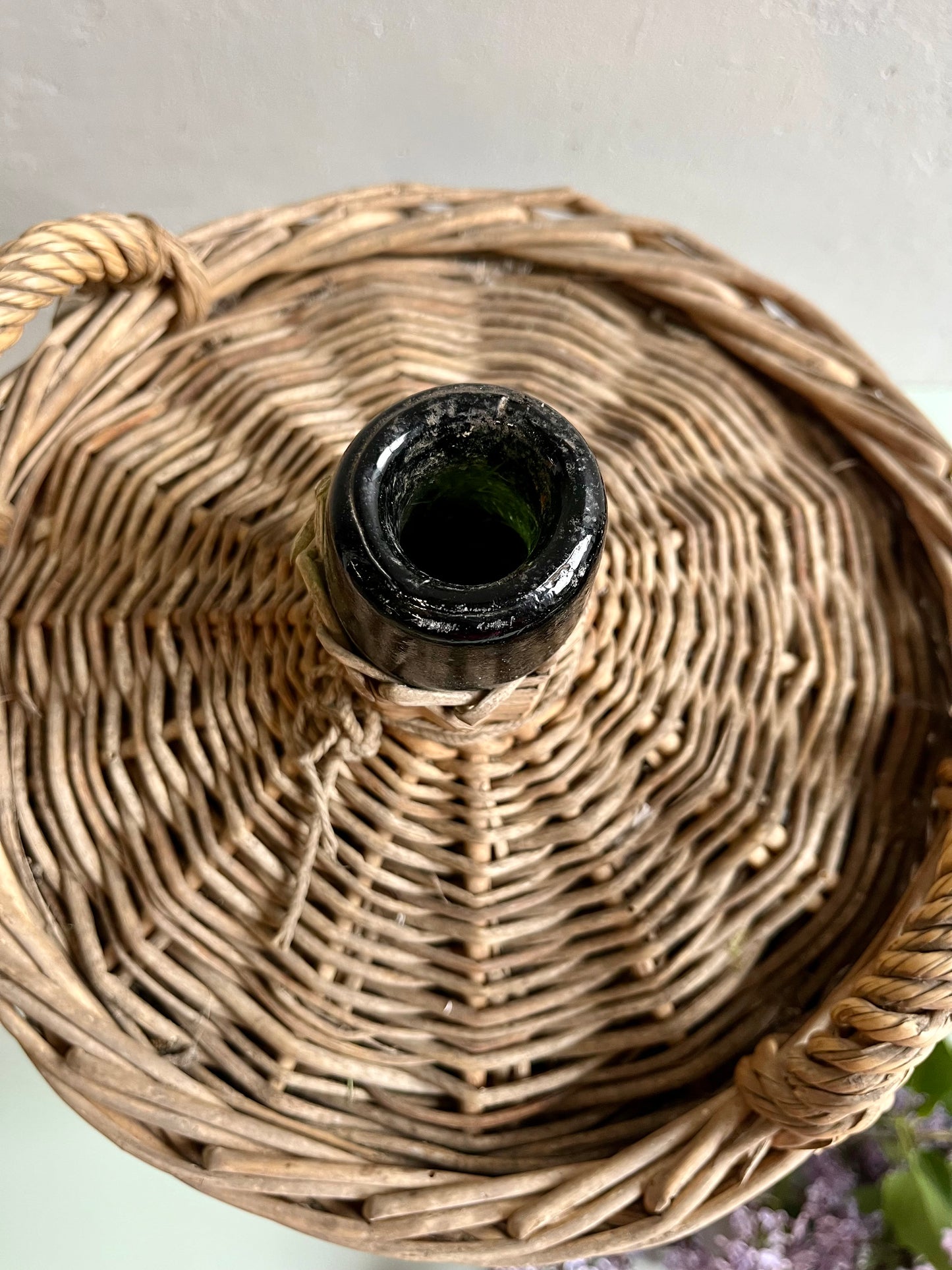 Dame Jeanne ancienne dans son panier