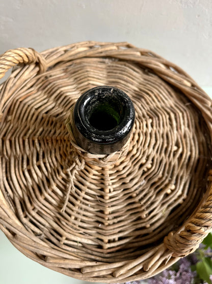 Dame Jeanne ancienne dans son panier