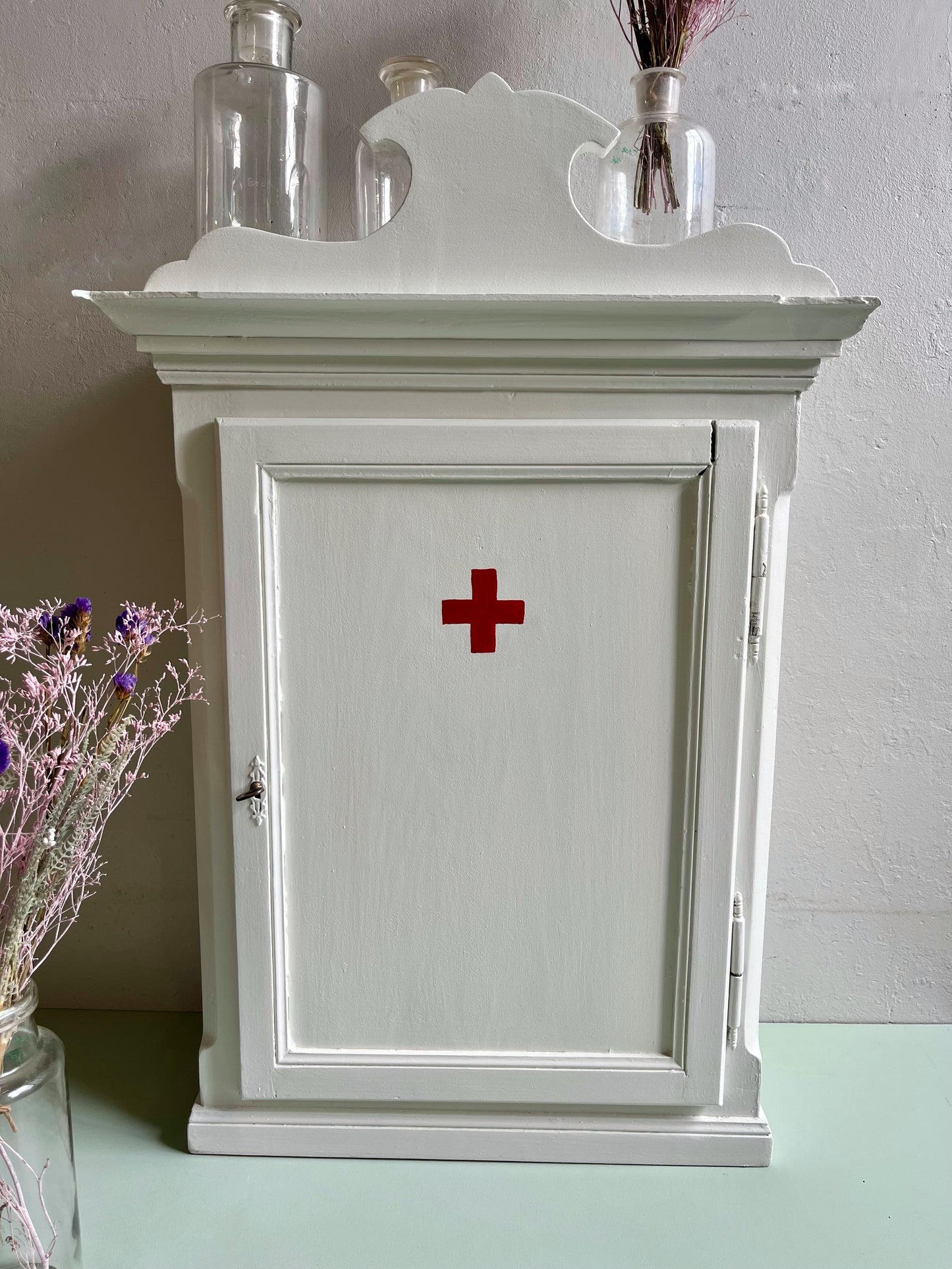 Petite armoire à pharmacie ancienne