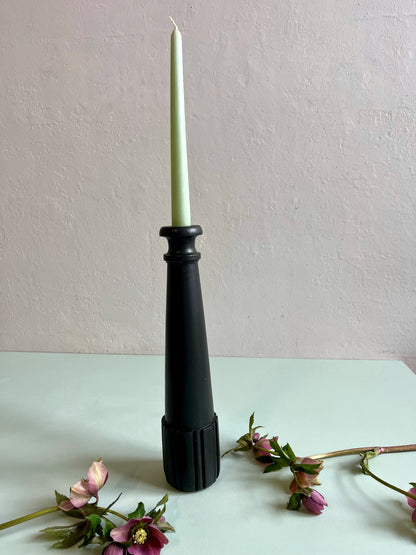 Bougeoir en bois sculpté noir