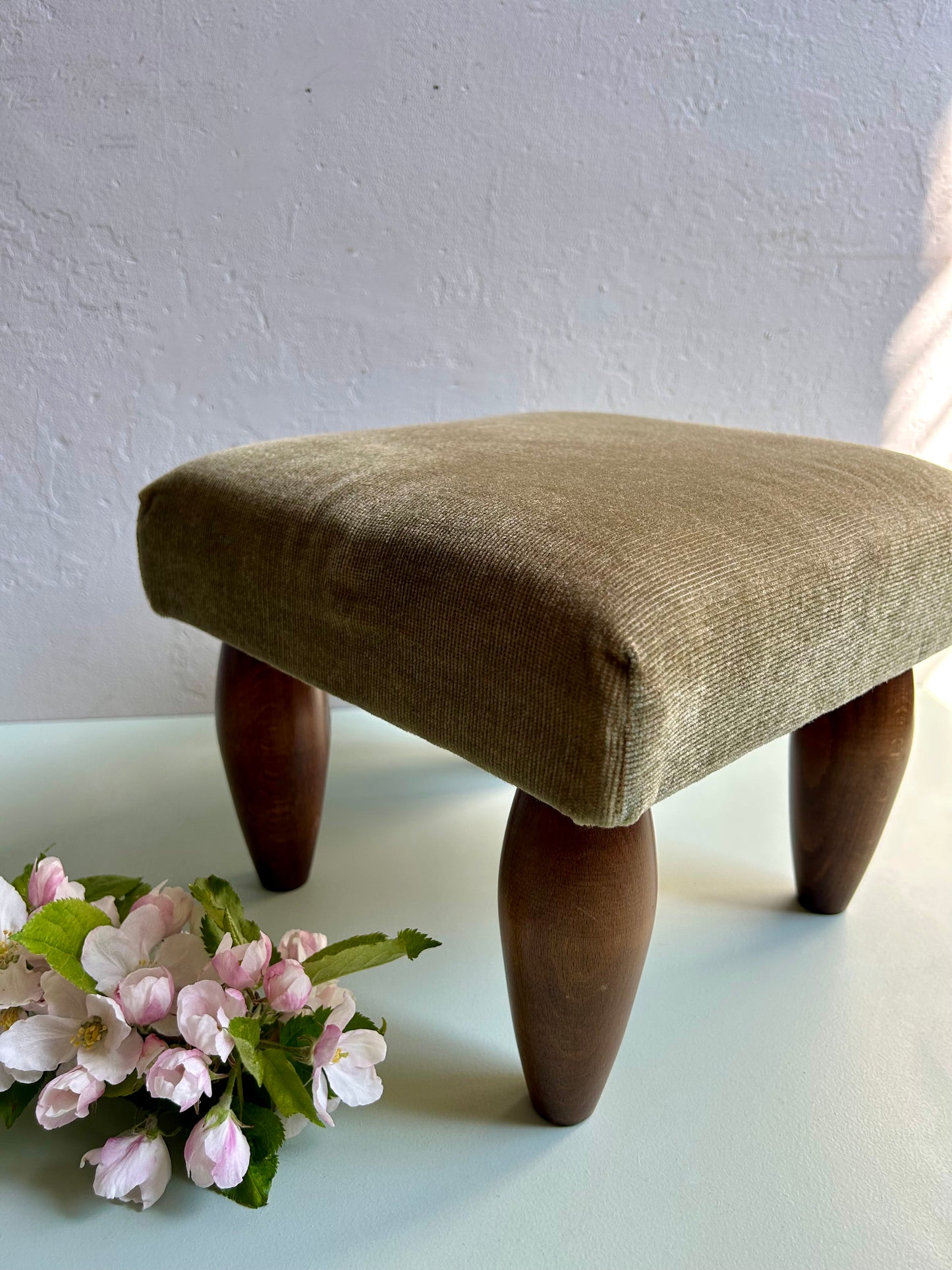 Repose pied en velours vert