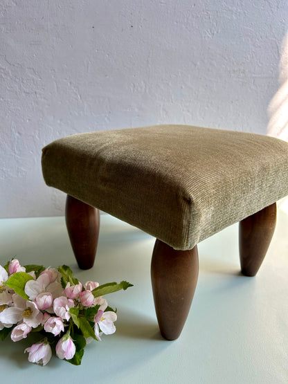 Repose pied en velours vert