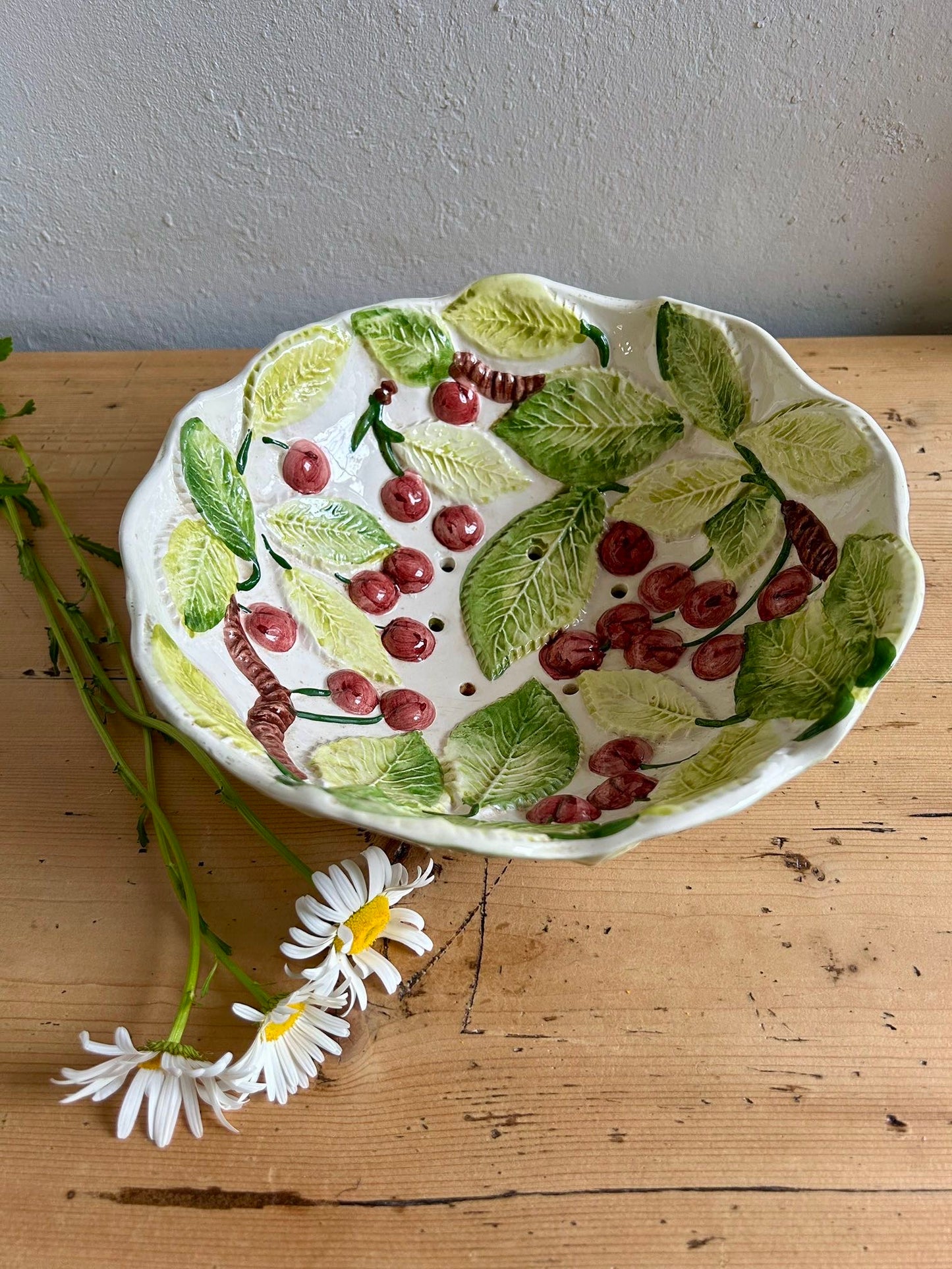 Saladier-égouttoir à cerises en barbotine - Patine