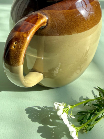 Pichet en grès émaillé beige et marron