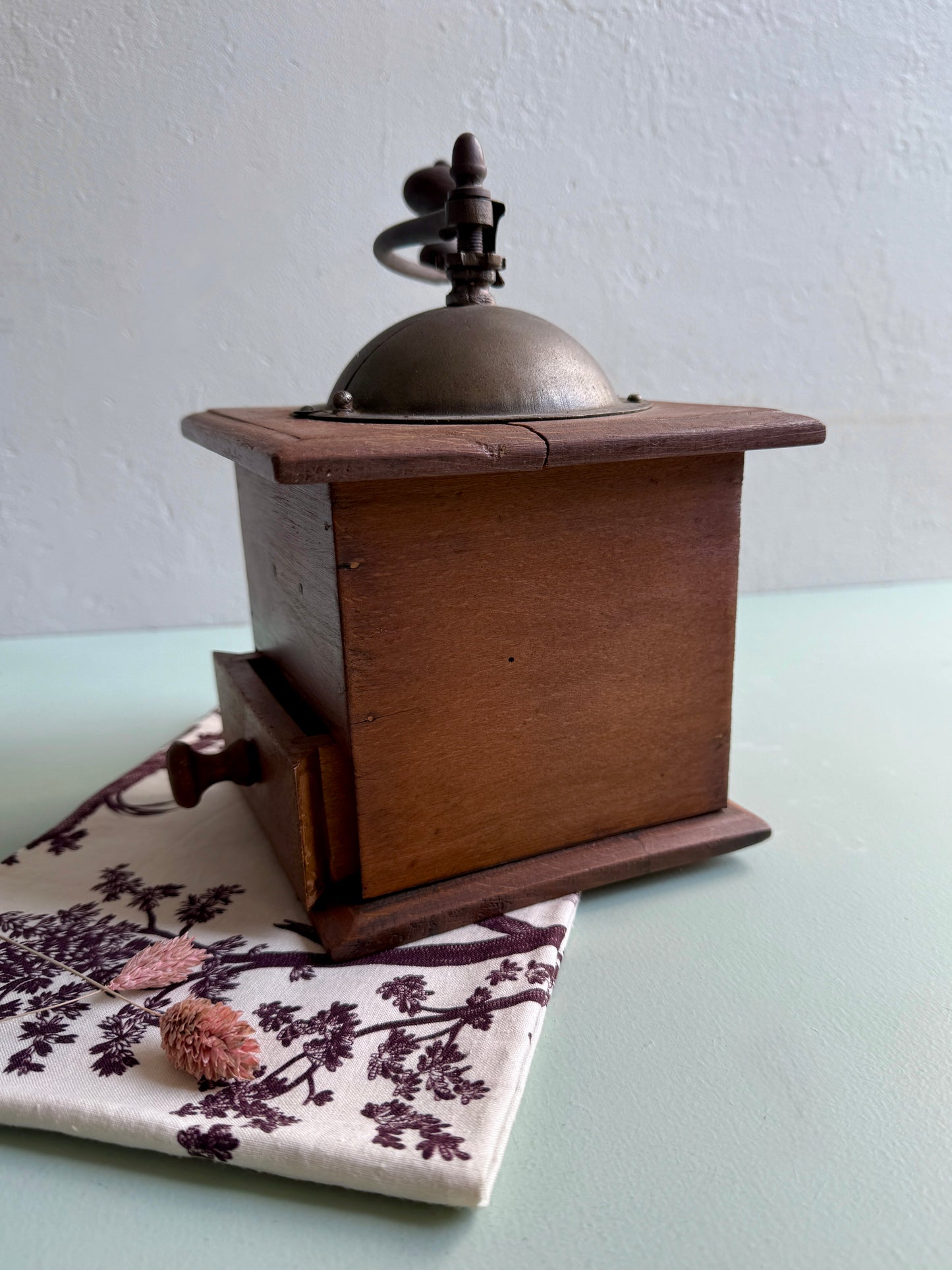 Moulin à café en bois ancien