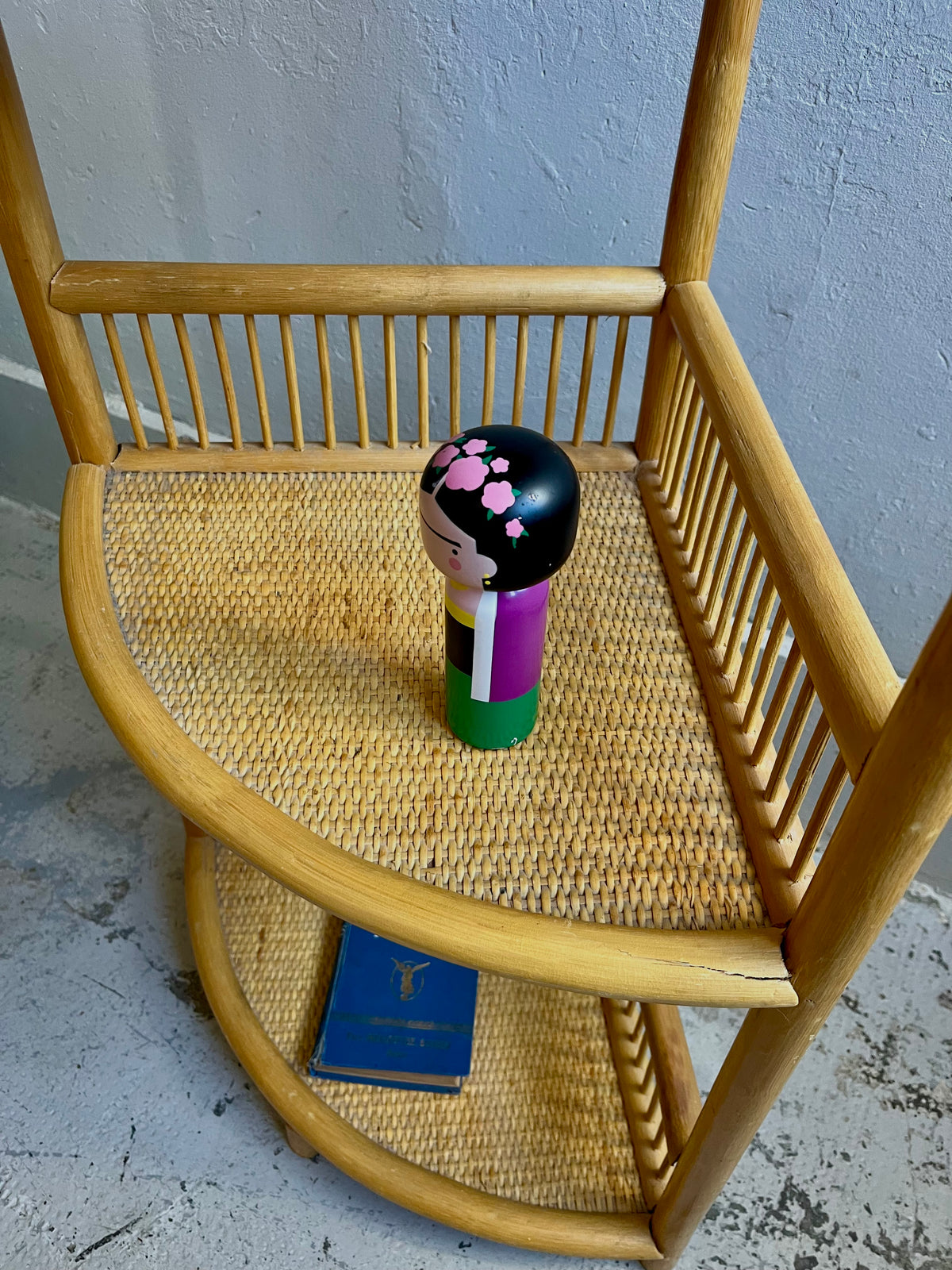 Étagère d’angle vintage en bambou  Meubles Patine