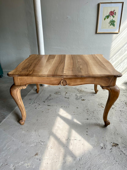 Table ancienne en noyer style Louis XV