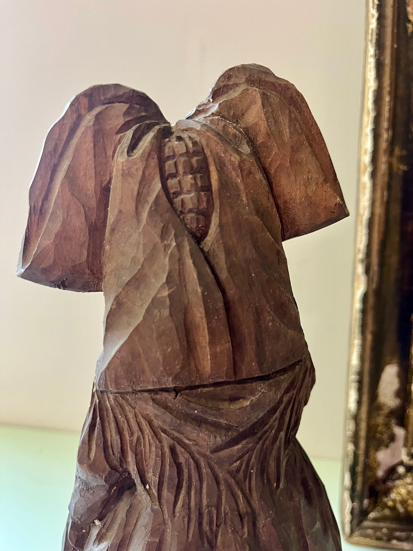 Statuette petite alsacienne en bois