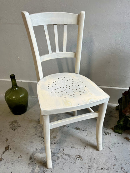 Chaise patinée blanche 1