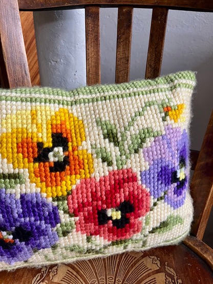 Coussin en point de croix motif floral   Patine