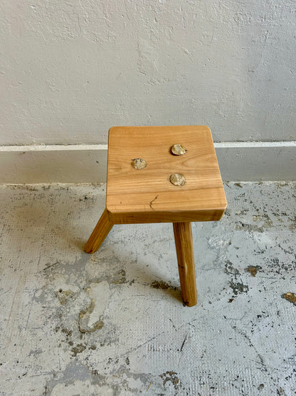 Tabouret de ferme tripode - assise en orme  Meubles Patine