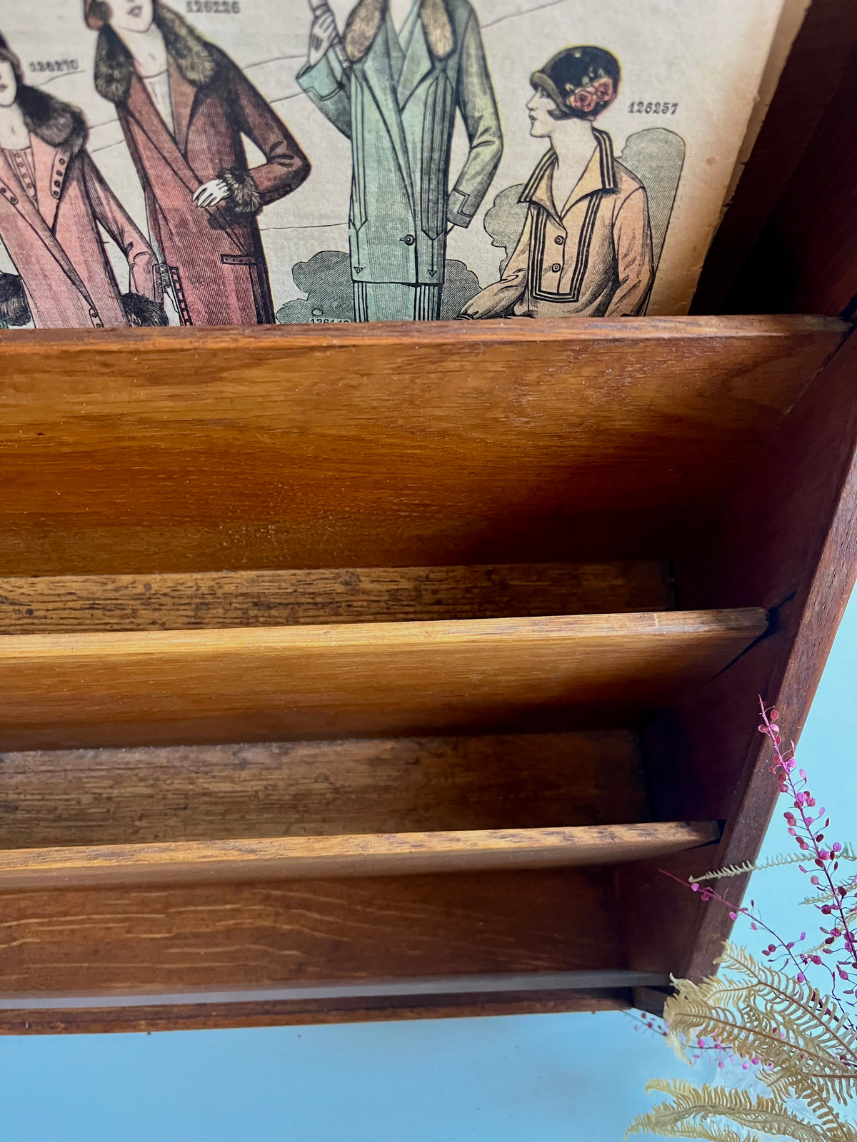Présentoir à livre vintage en bois   Patine