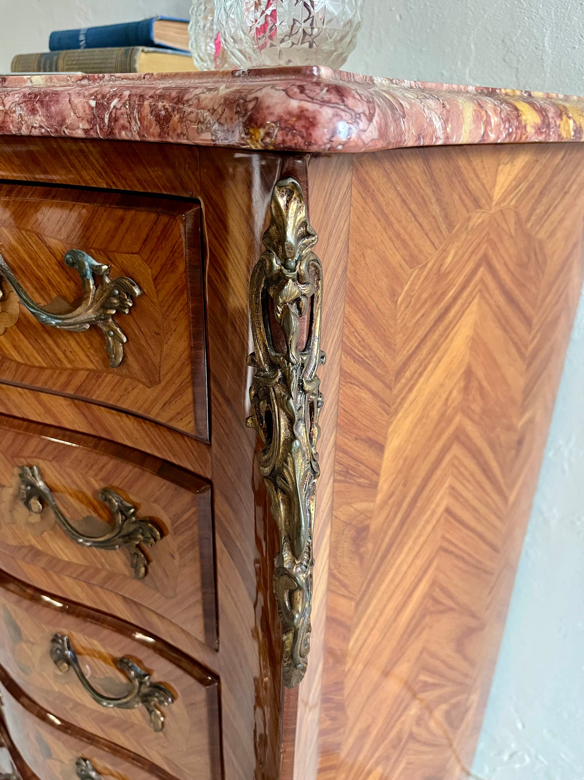 Chiffonier Louis XV en bois et marbre   Patine