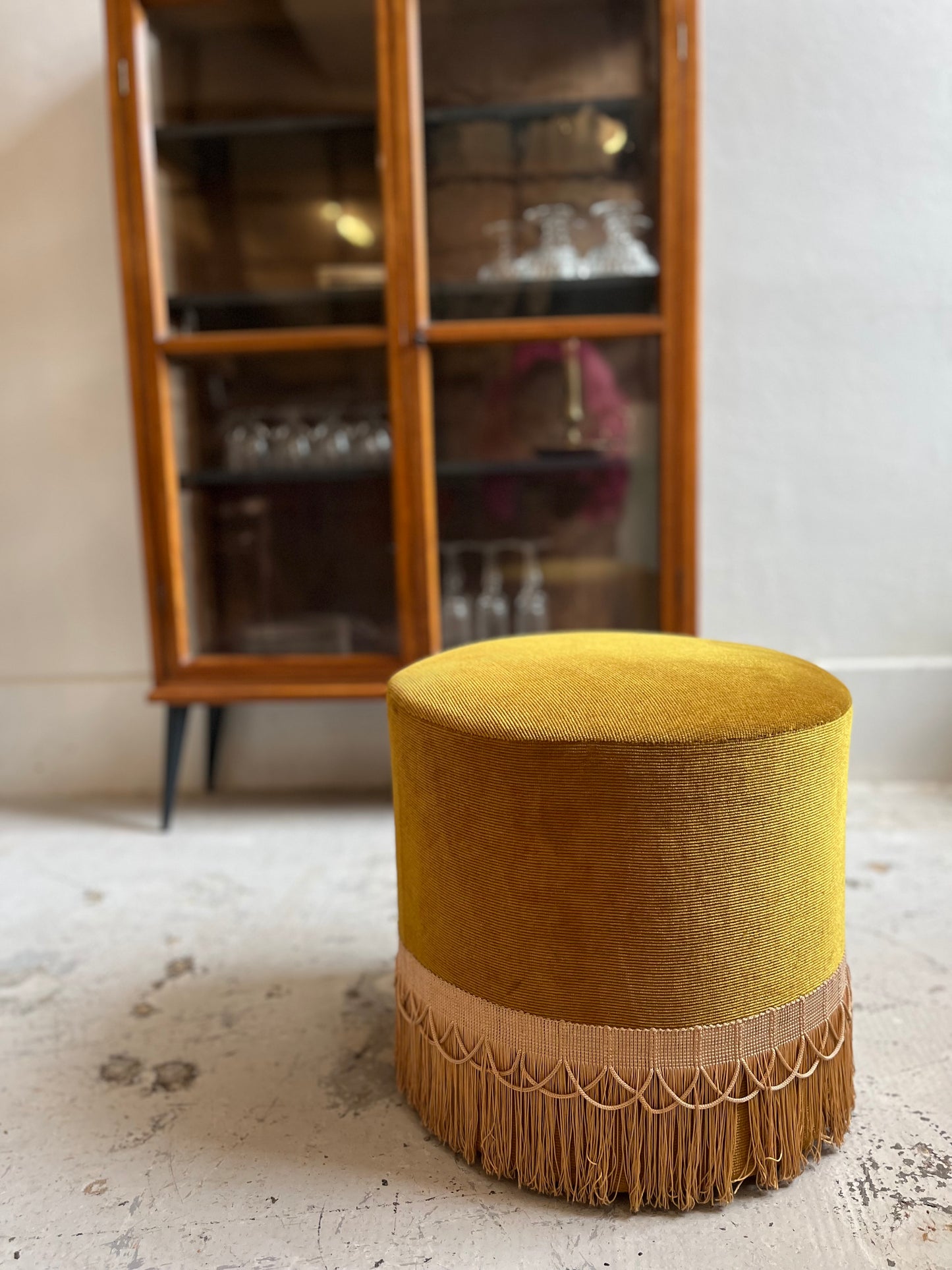 Pouf vintage en velours jaune moutarde à franges