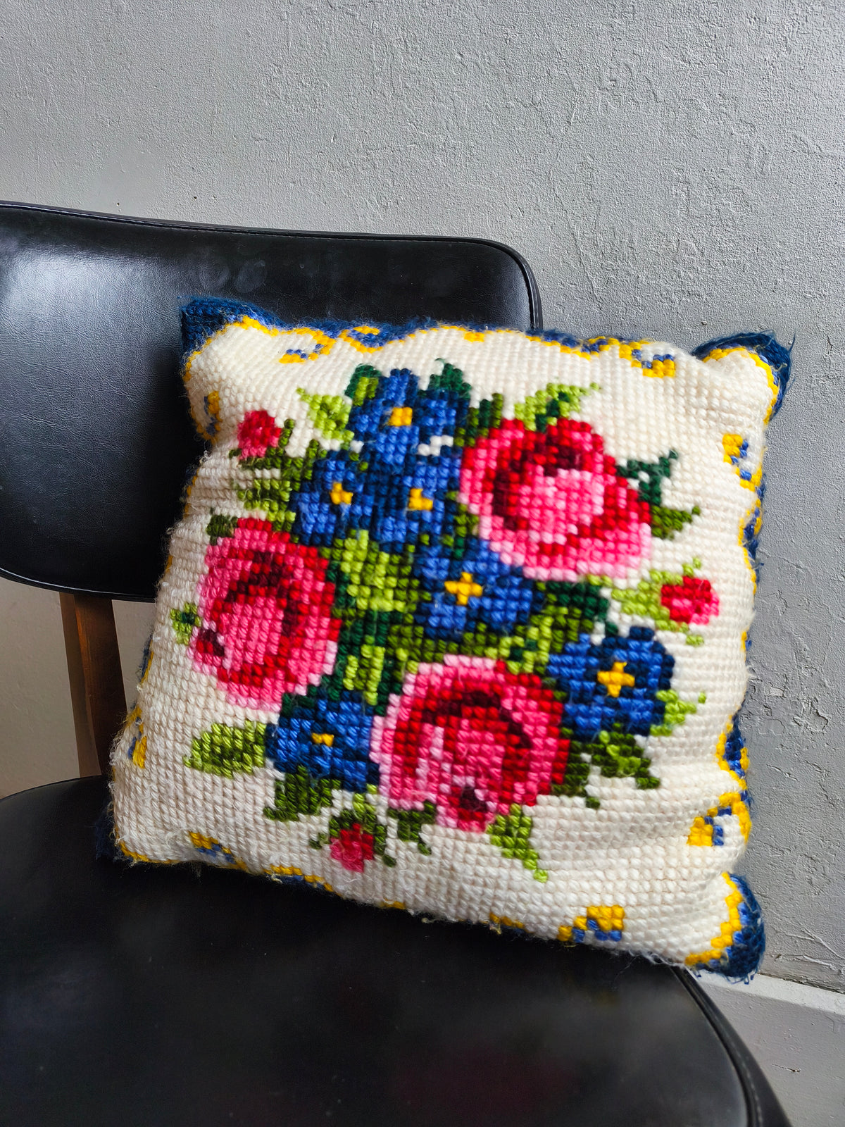 Coussin fleur en point de croix   Patine