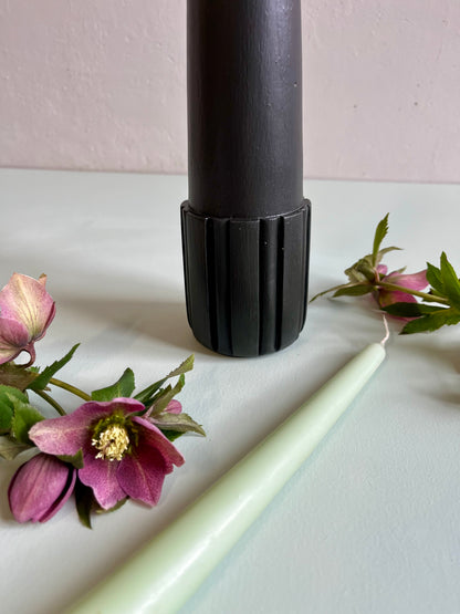 Bougeoir en bois sculpté noir