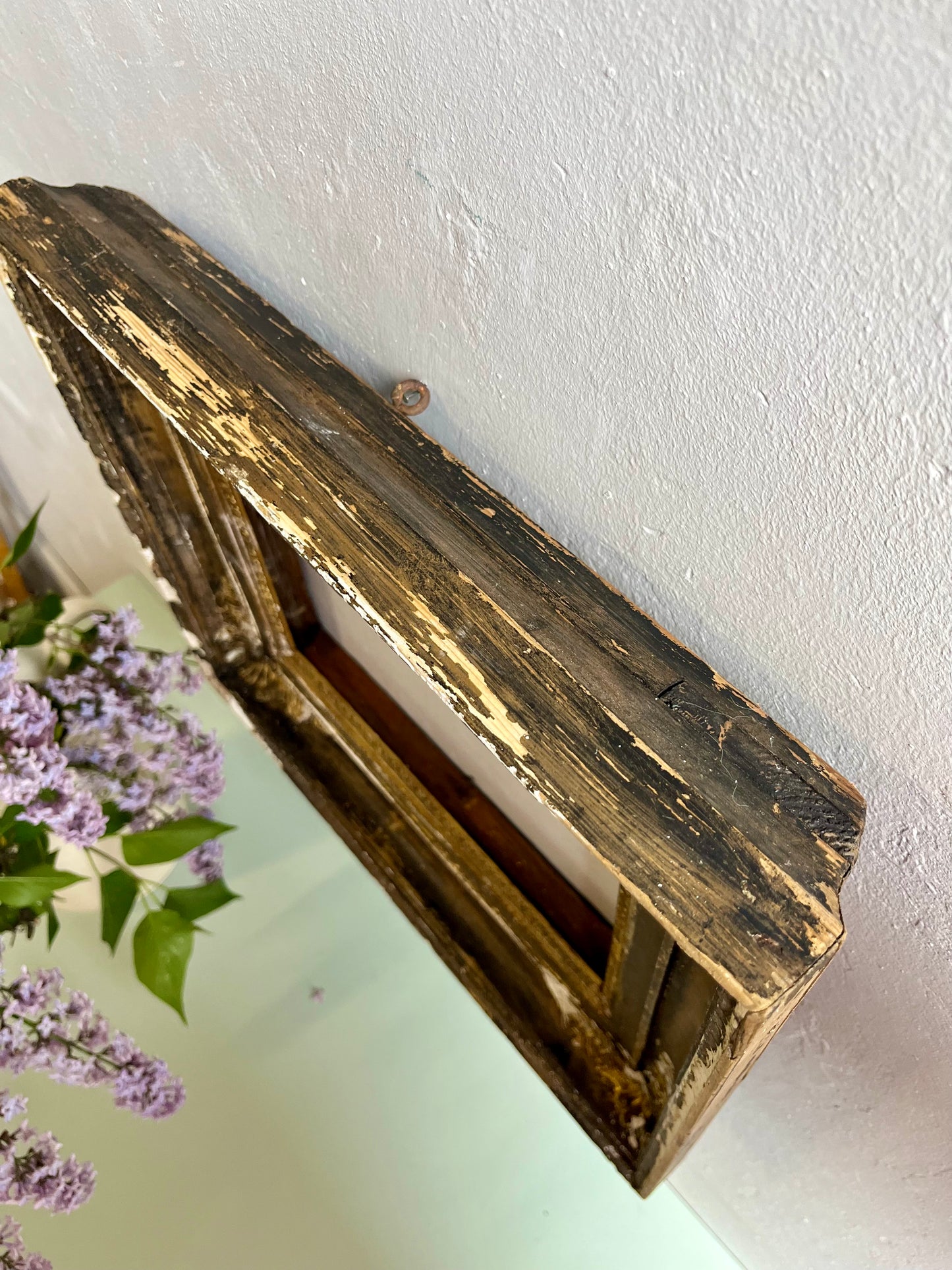 Cadre ancien en bois et moulures plâtres patiné