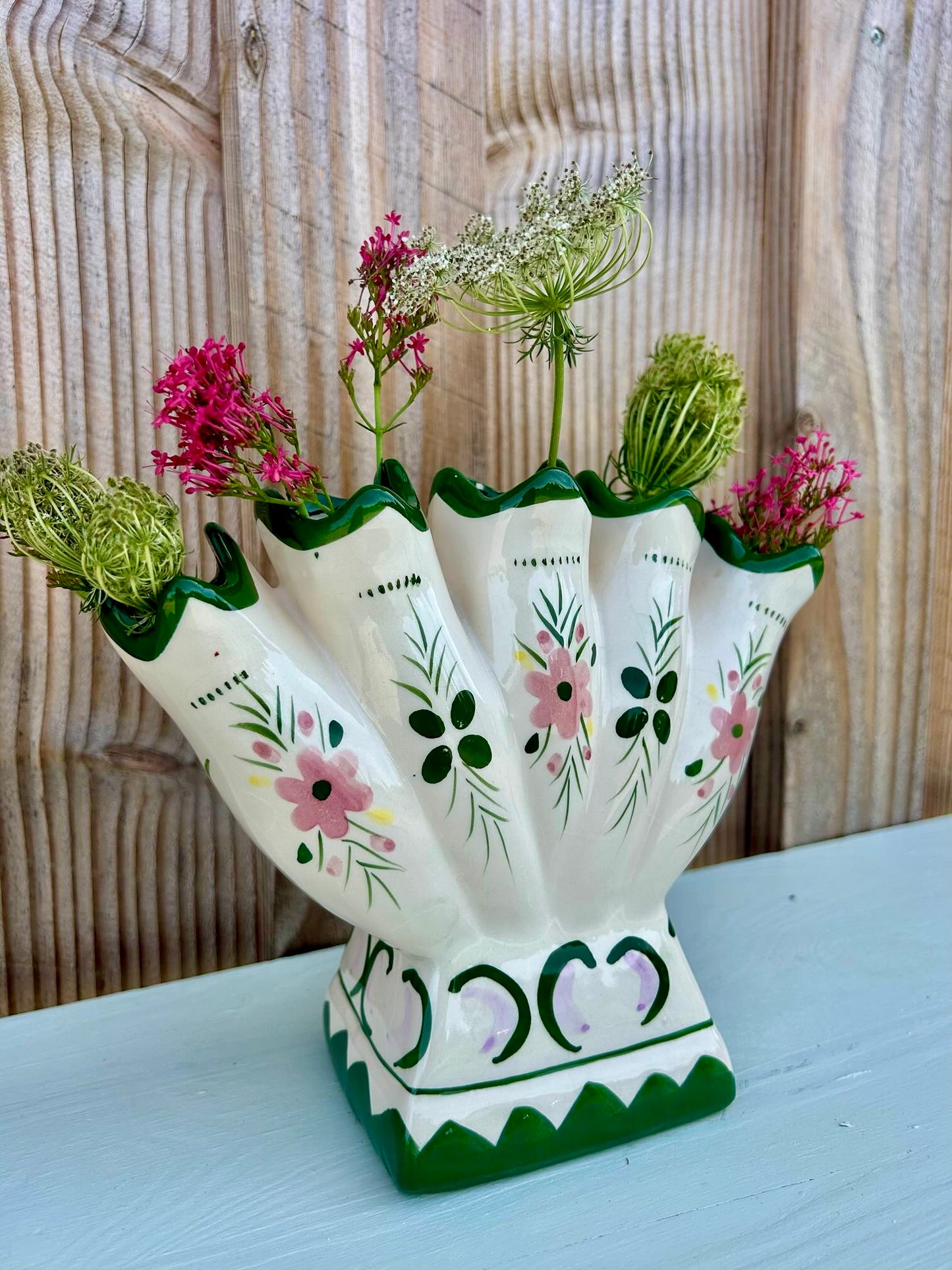 Vase en faïence fleurie ancien   Patine