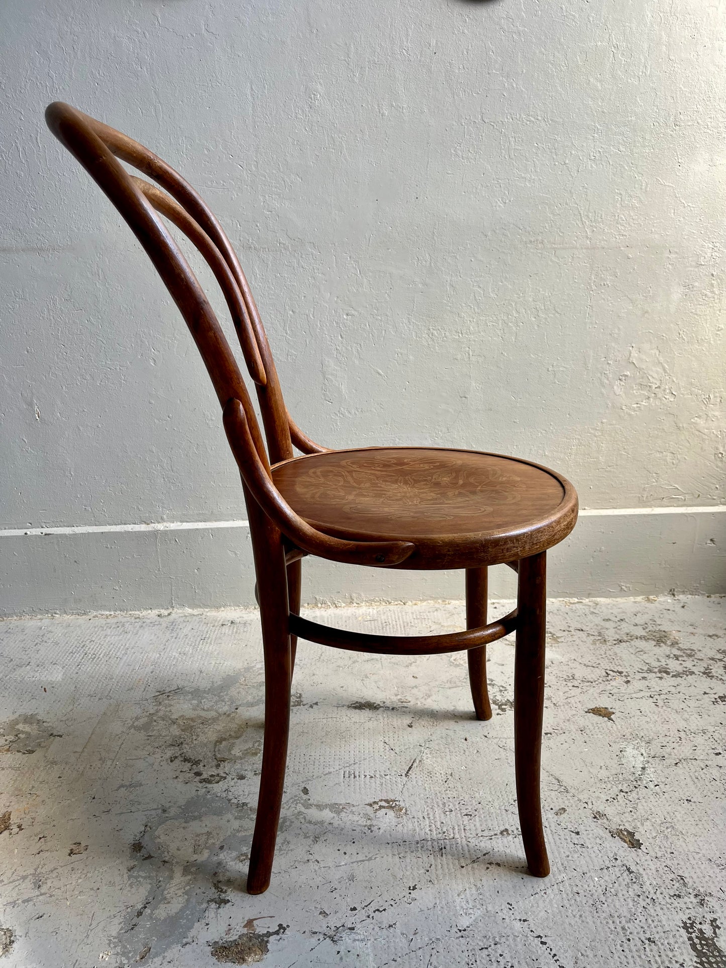 Chaise bistrot gravée