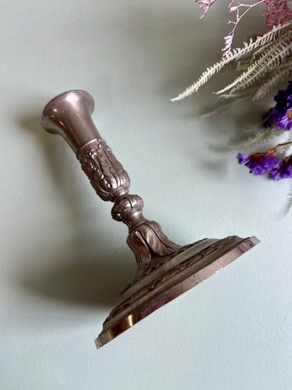 Bougeoirs en métal argenté gravés - lot de 2