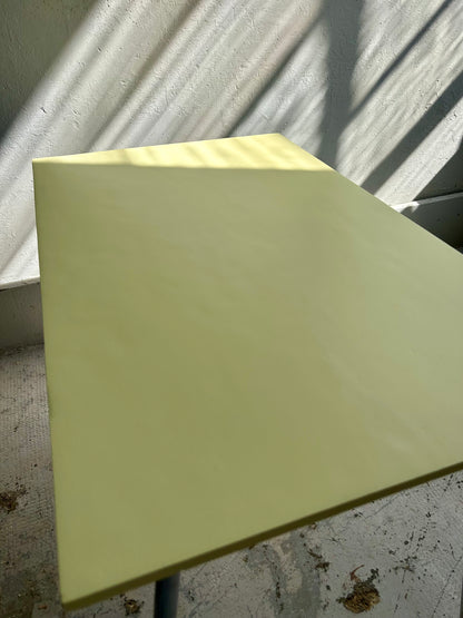 Table basse 70’s jaune pieds compas