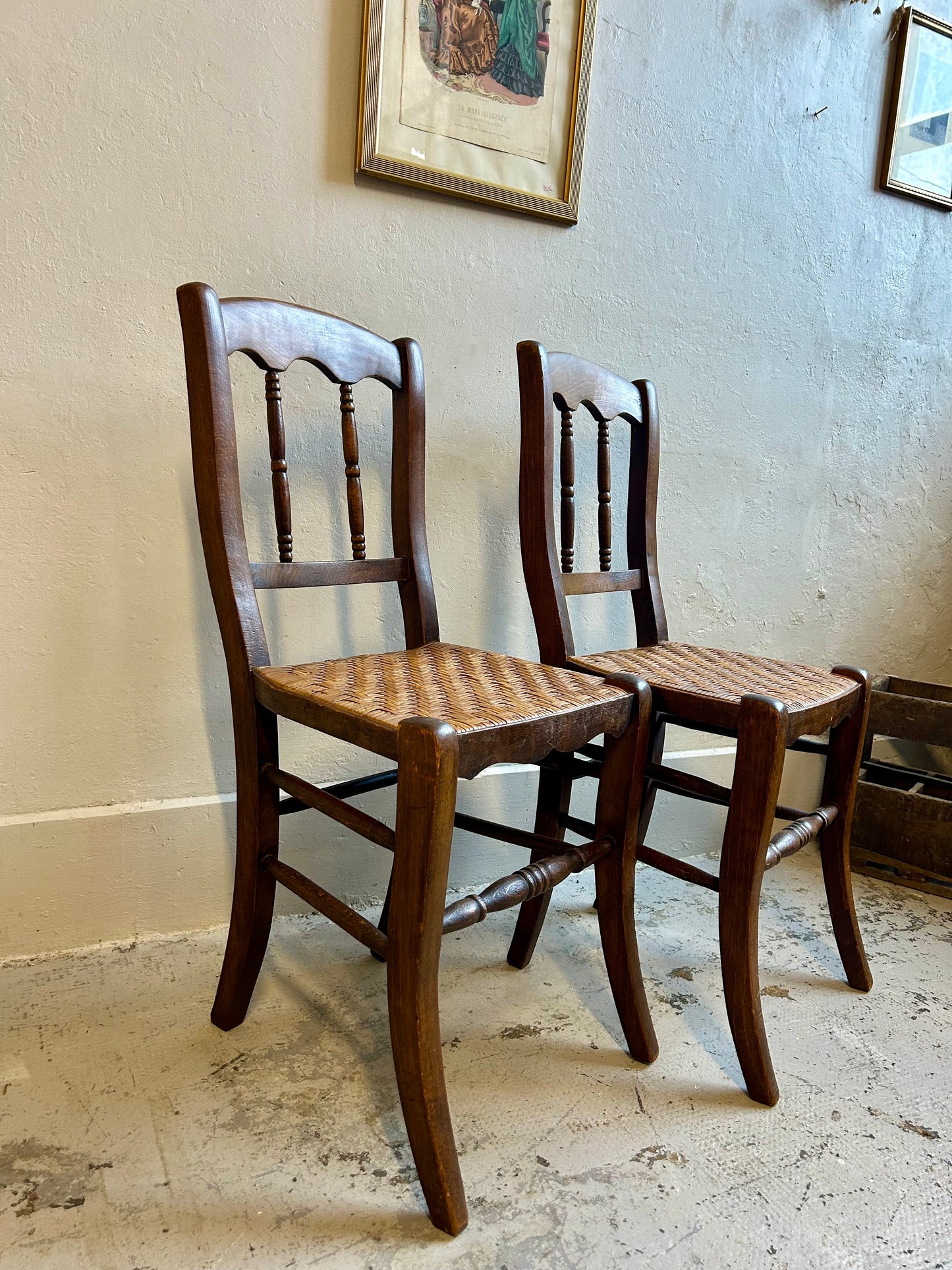 Chaises bistrot en bois foncé à assise paillée - paire