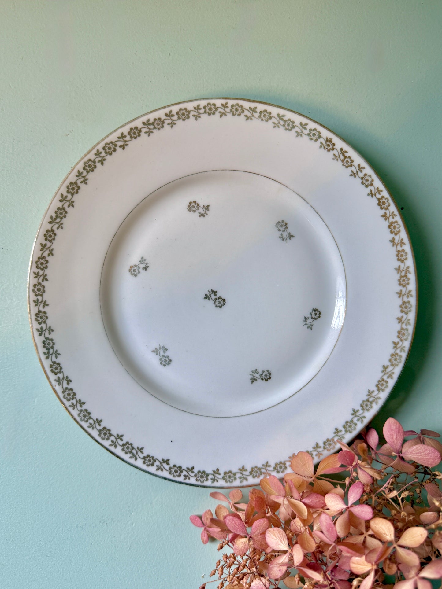 Assiette porcelaine de Limoges avec motifs floraux couleur or