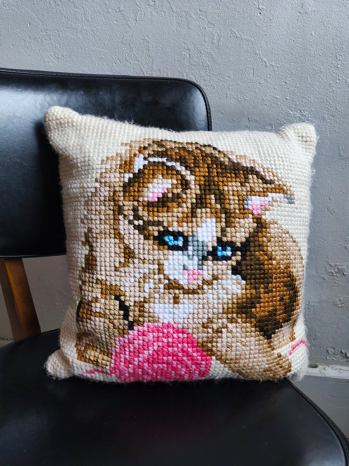 Coussin motif chat en point de croix   Patine