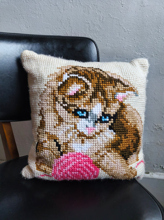 Coussin motif chat en point de croix   Patine