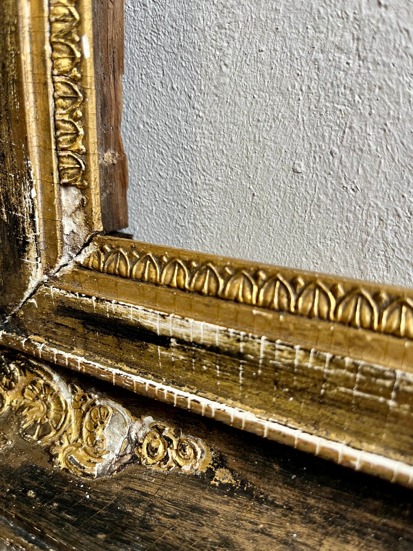 Cadre ancien en bois et moulures plâtres patiné