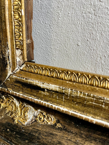 Cadre ancien en bois et moulures plâtres patiné