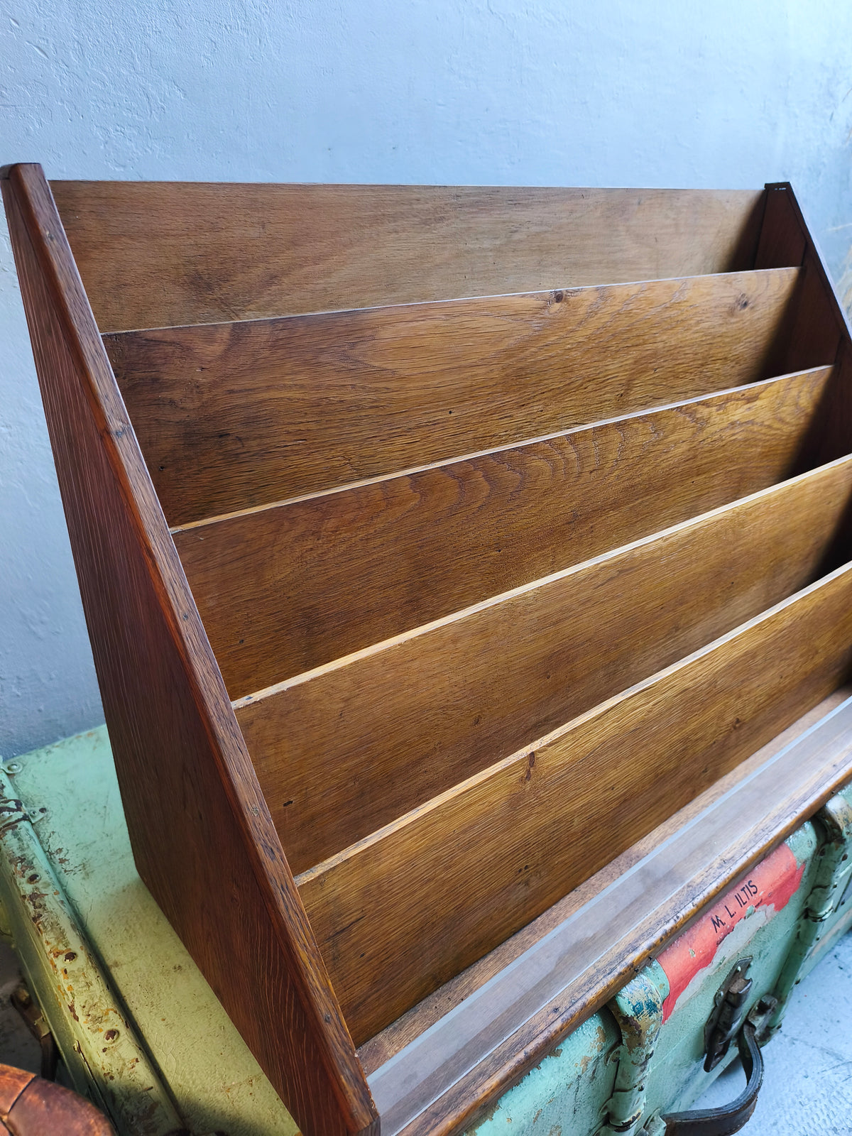 Présentoir à livre vintage en bois   Patine