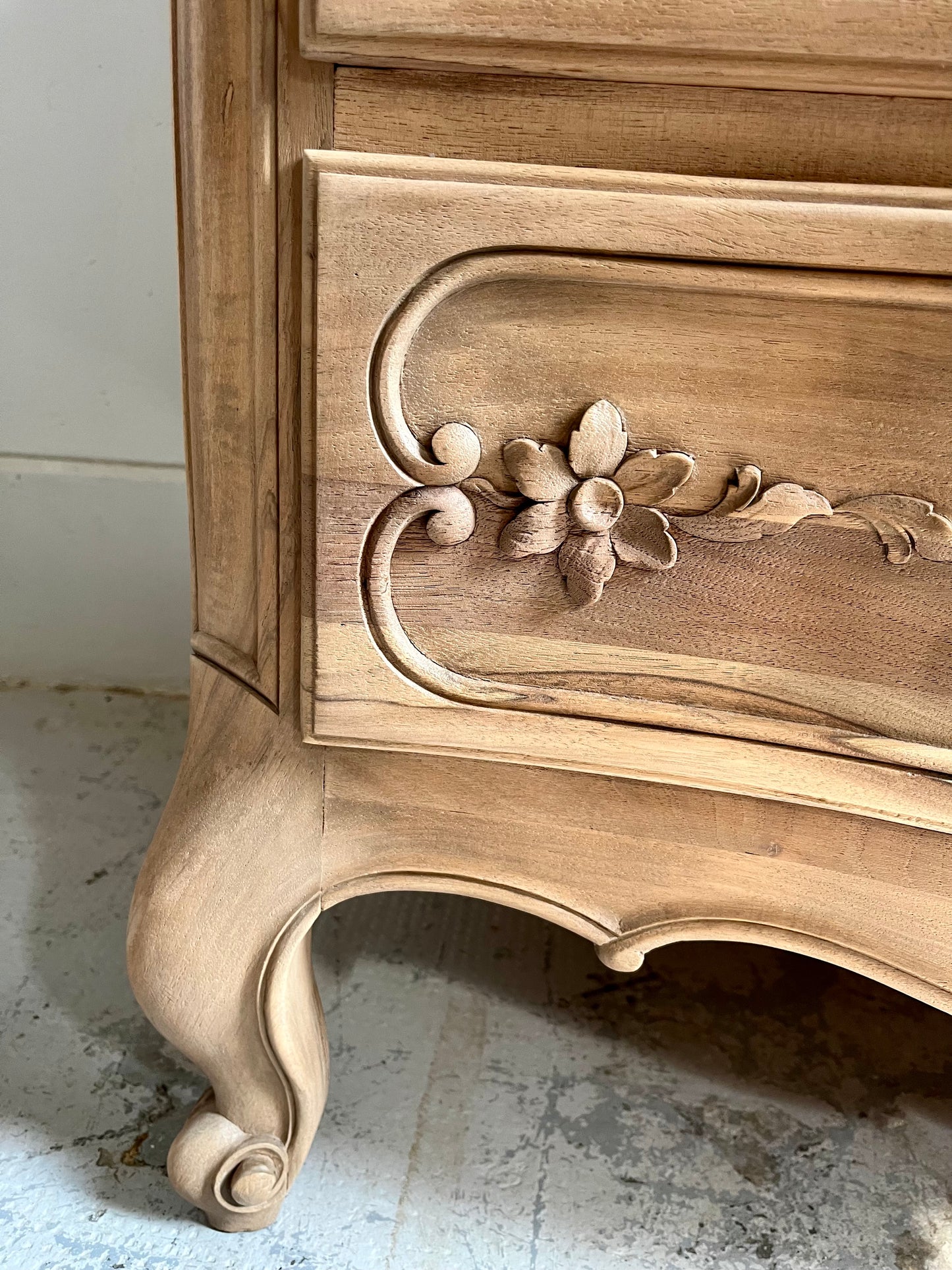 Commode gravée fleurs plateau en marbre