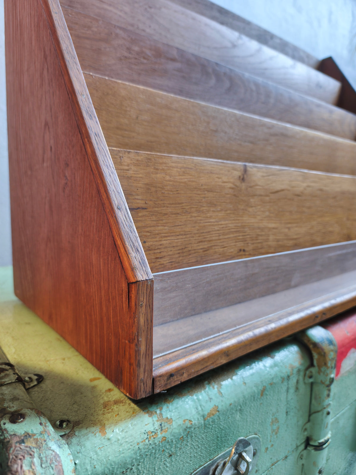 Présentoir à livre vintage en bois   Patine